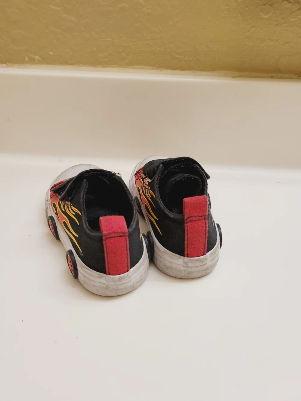 U.s Sports Toddler / Kids Black & Red Flame Velcro Sneakers with Toy Wheels Sz 6